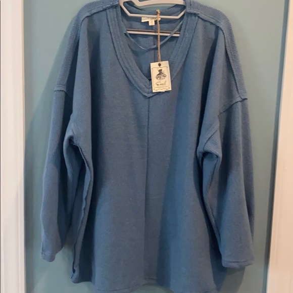 Easel pullover - Picture 2 of 2